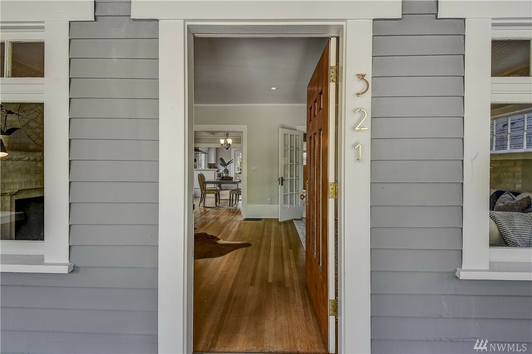 Property Photo: 321 McGraw WA 98109