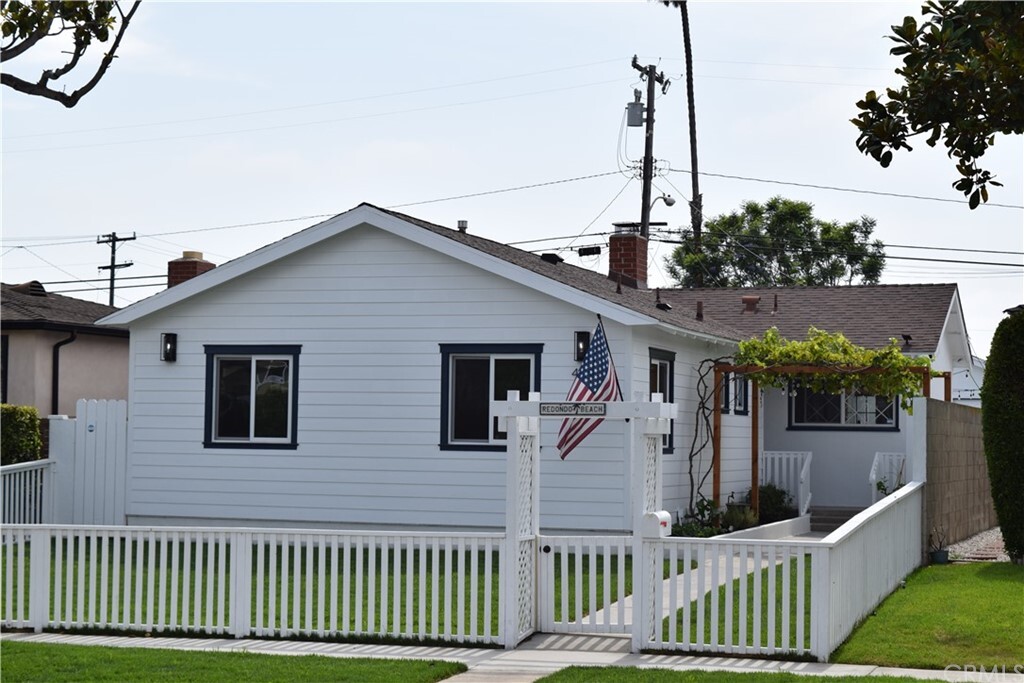 Property Photo: 409 N Paulina Avenue CA 90277