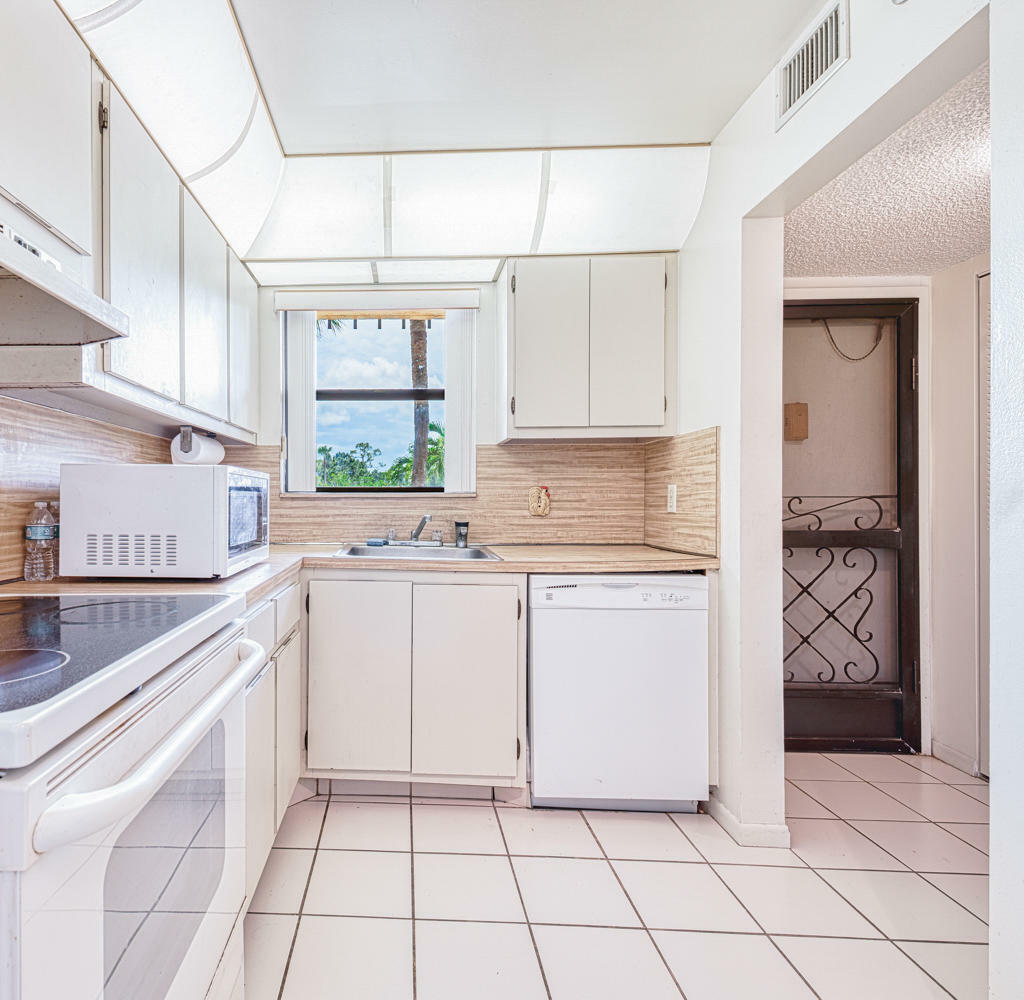 Property Photo: 4640 Lucerne Lakes Boulevard 206 FL 33467