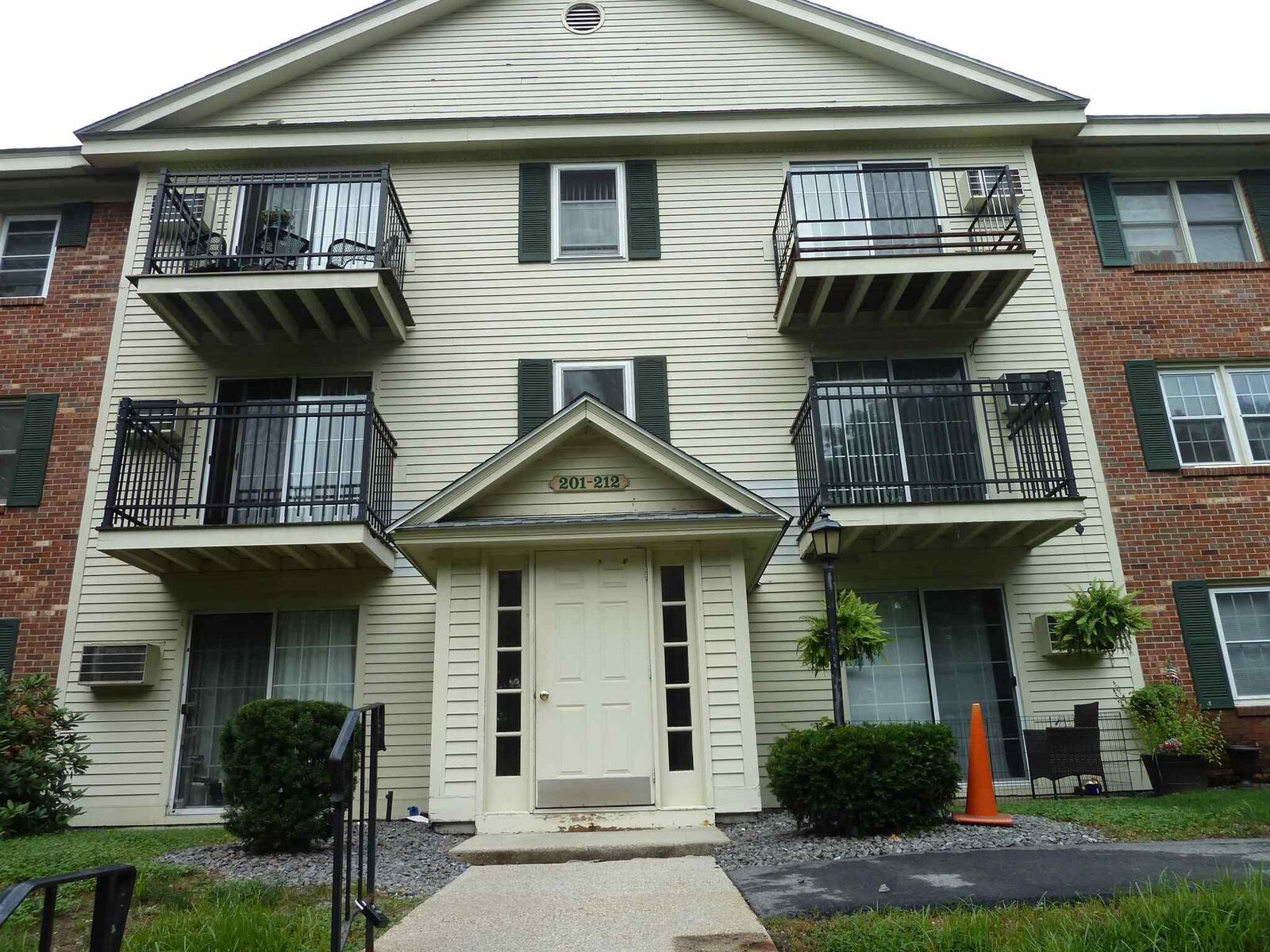 Property Photo:  2 Oak Hill Lane 206  NH 03062 
