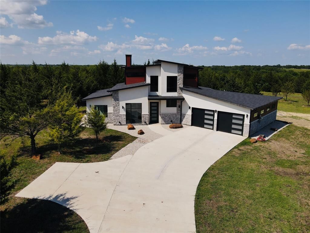 Property Photo: 3841 E Leslie Lane TX 75090