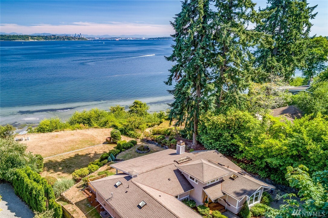Property Photo: 13082 Sunrise Dr NE WA 98110