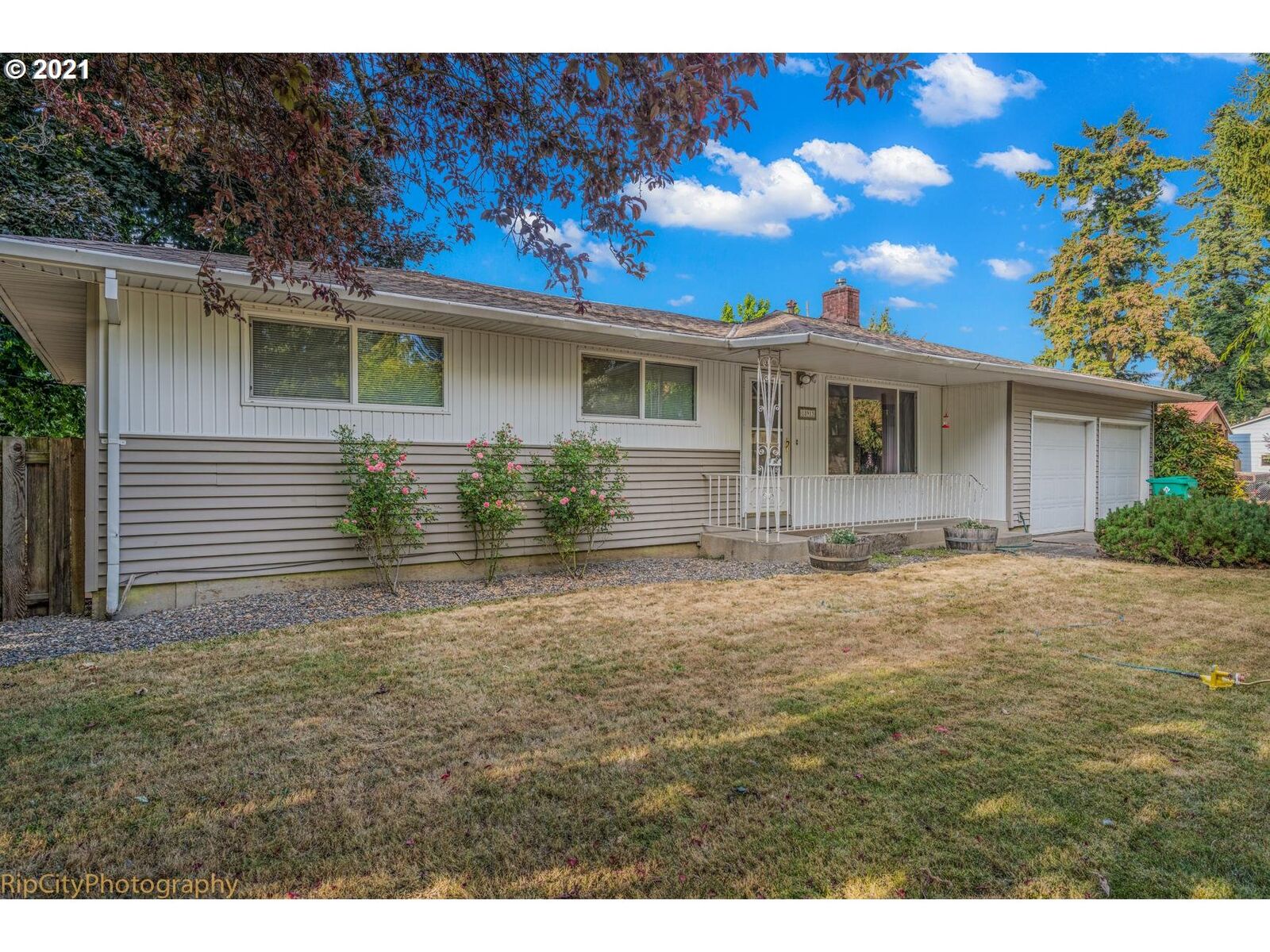 Property Photo:  18913 NE Hassalo St  OR 97230 