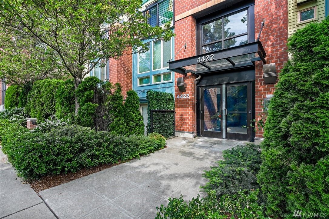 Property Photo: 4422 Bagley Ave N 203 WA 98103