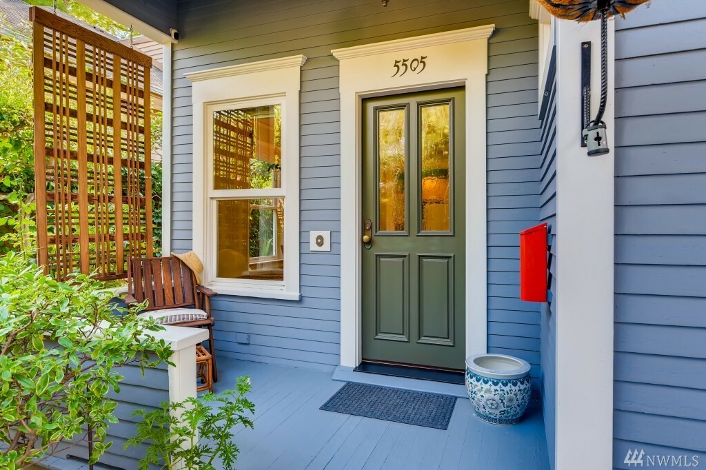 Property Photo: 5505 Brooklyn Ave NE WA 98105