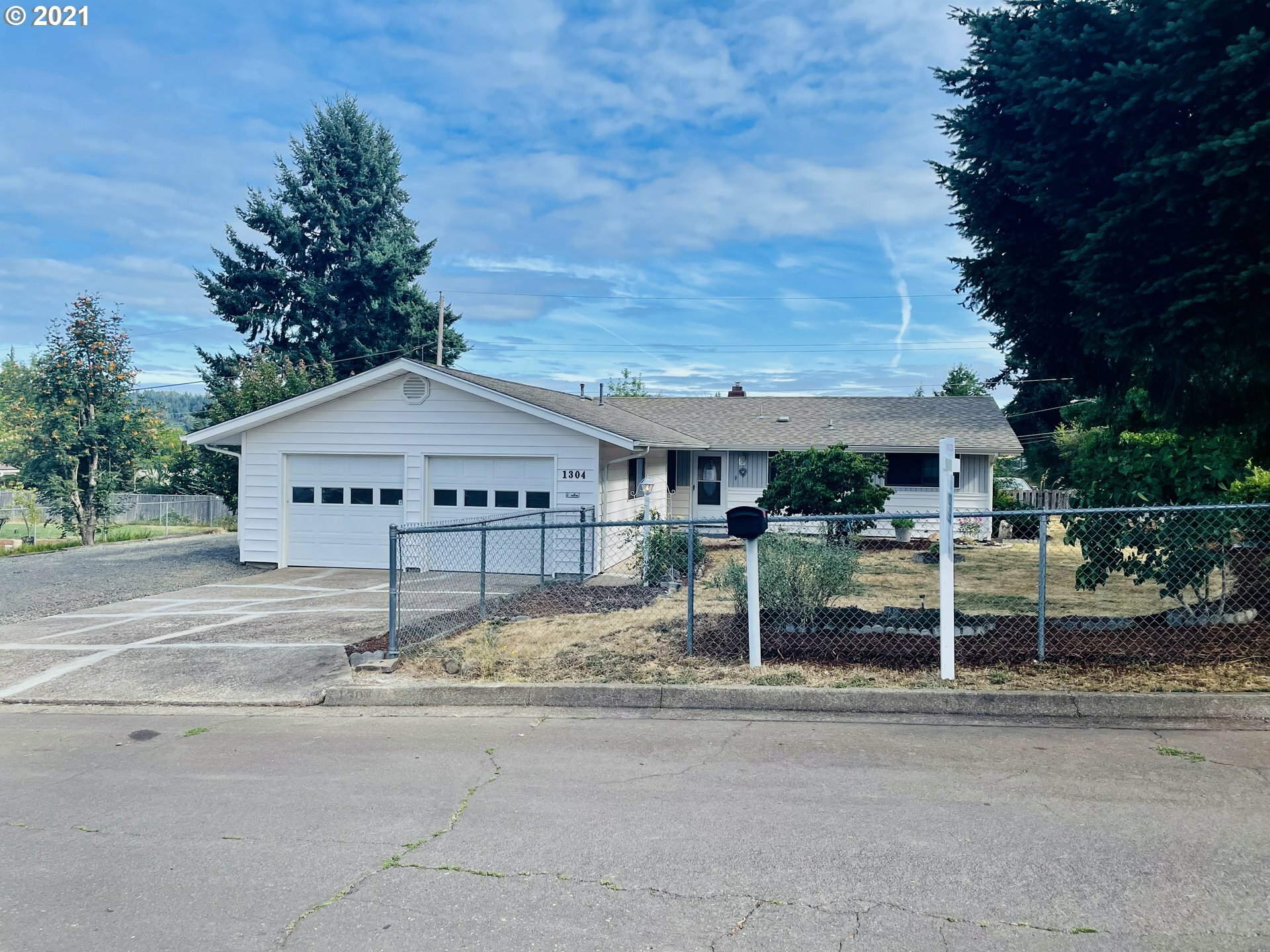 Property Photo: 1304 Dublin Ln OR 97424