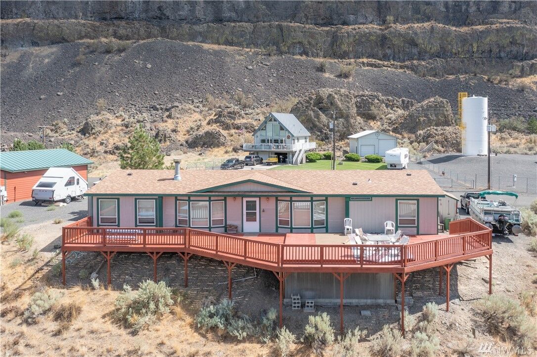 Property Photo: 32562 NE Palisades Rd WA 99115