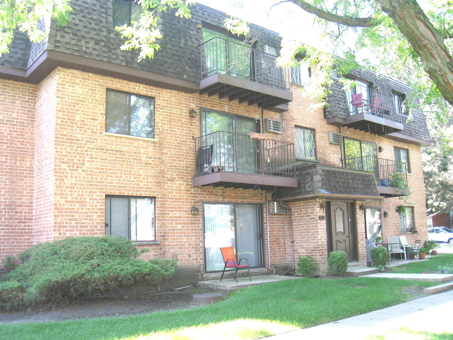 Property Photo: 910 S McKinley Avenue 1B IL 60005