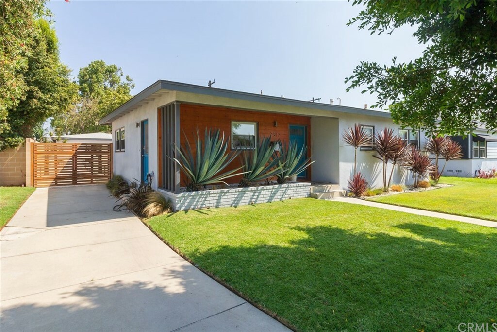 Property Photo: 2312 Heather Avenue CA 90815