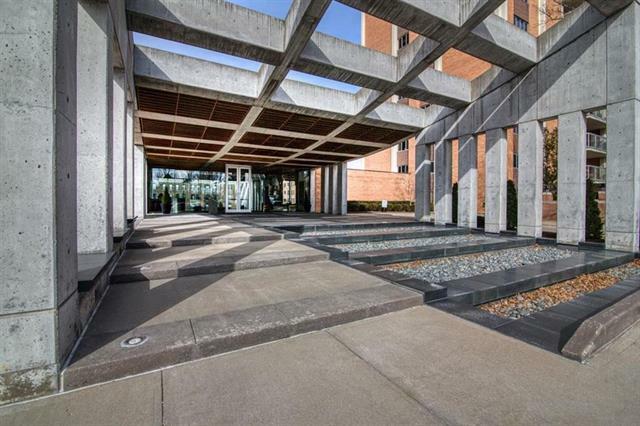 Property Photo: 221 W 48th Street 2105 MO 64112