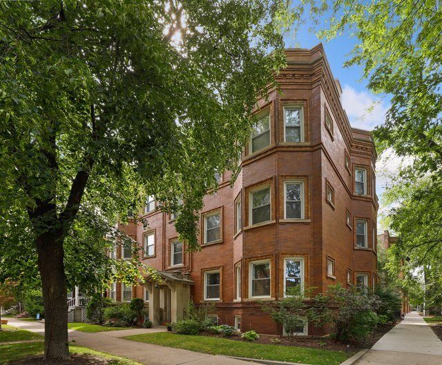 Property Photo: 1851 W Waveland Avenue 1 IL 60613