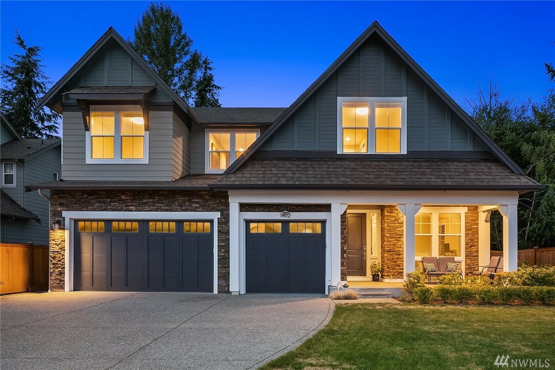 Property Photo:  1402 SE 15th St  WA 98045 
