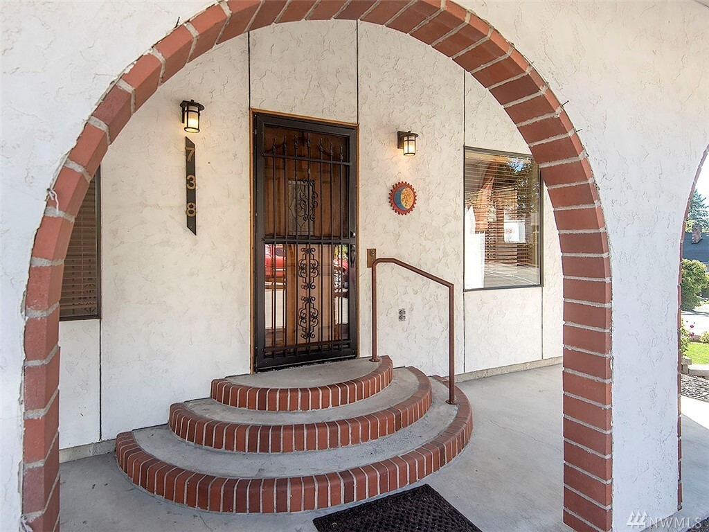 Property Photo: 738 N 195th St WA 98133