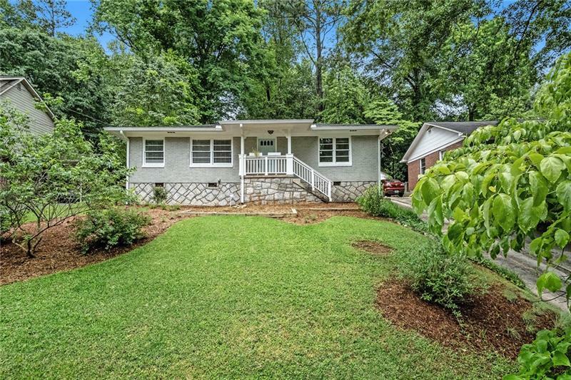 Property Photo: 818 N Parkwood Road GA 30030