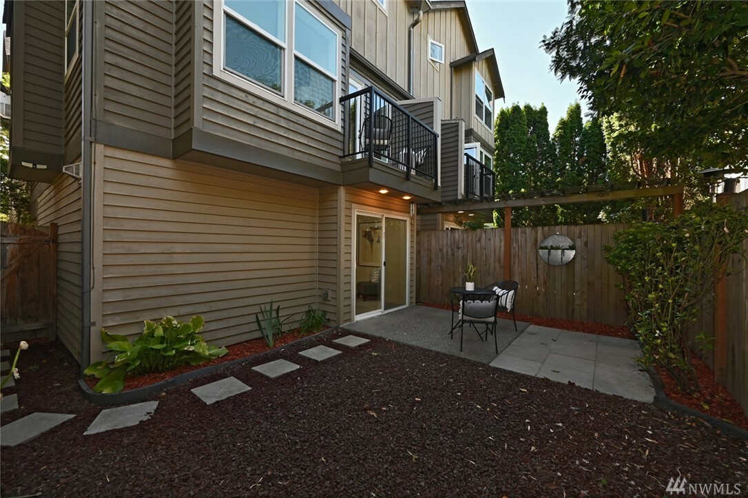 Property Photo:  4809 Stone Wy N B  WA 98103 