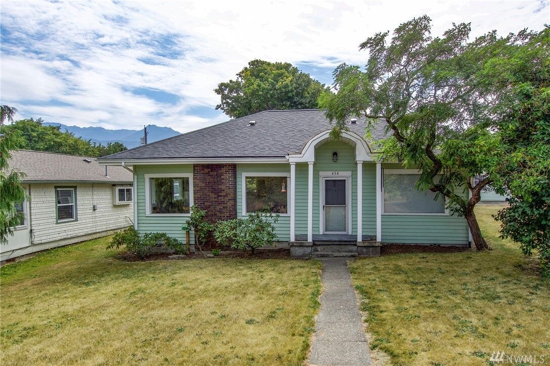 Property Photo: 434 W 3rd St WA 98362