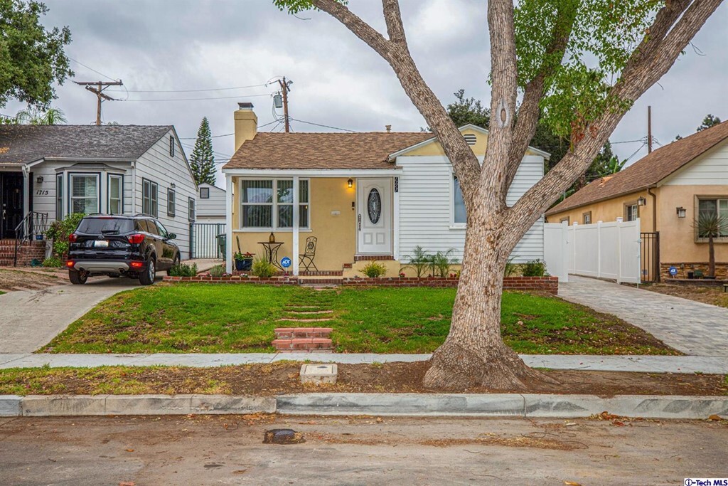 Property Photo: 1717 Woodland Avenue CA 91208