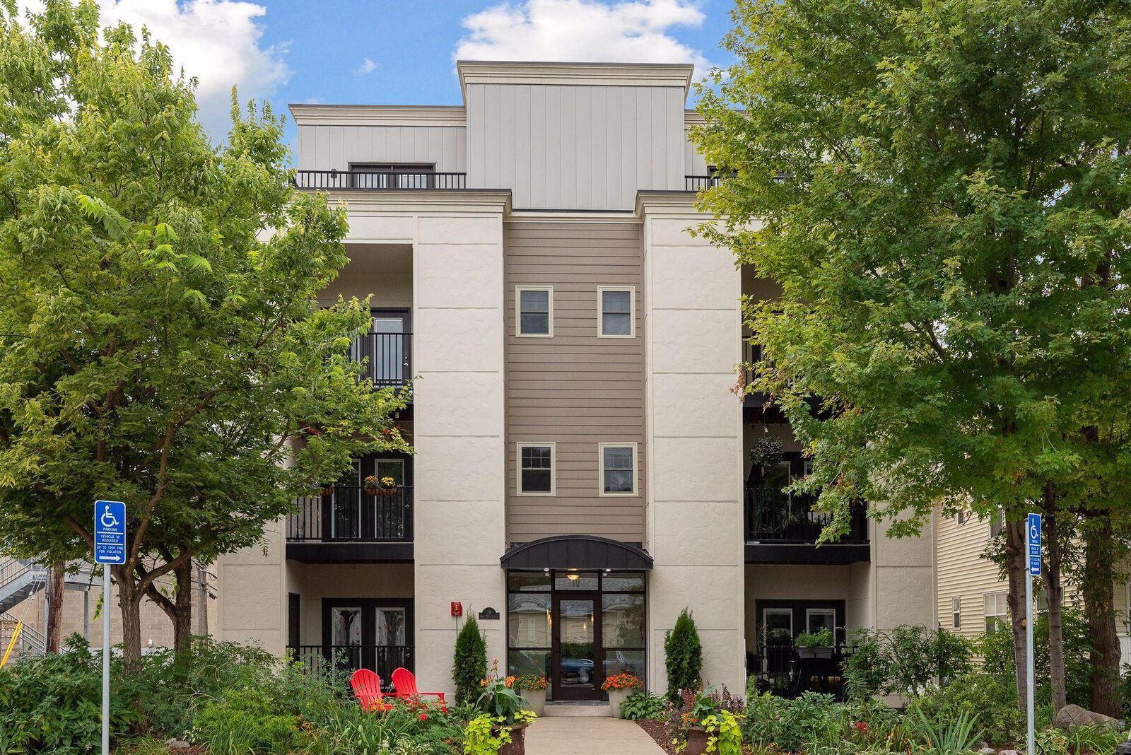 Property Photo:  19 W 38th Street 102  MN 55409 