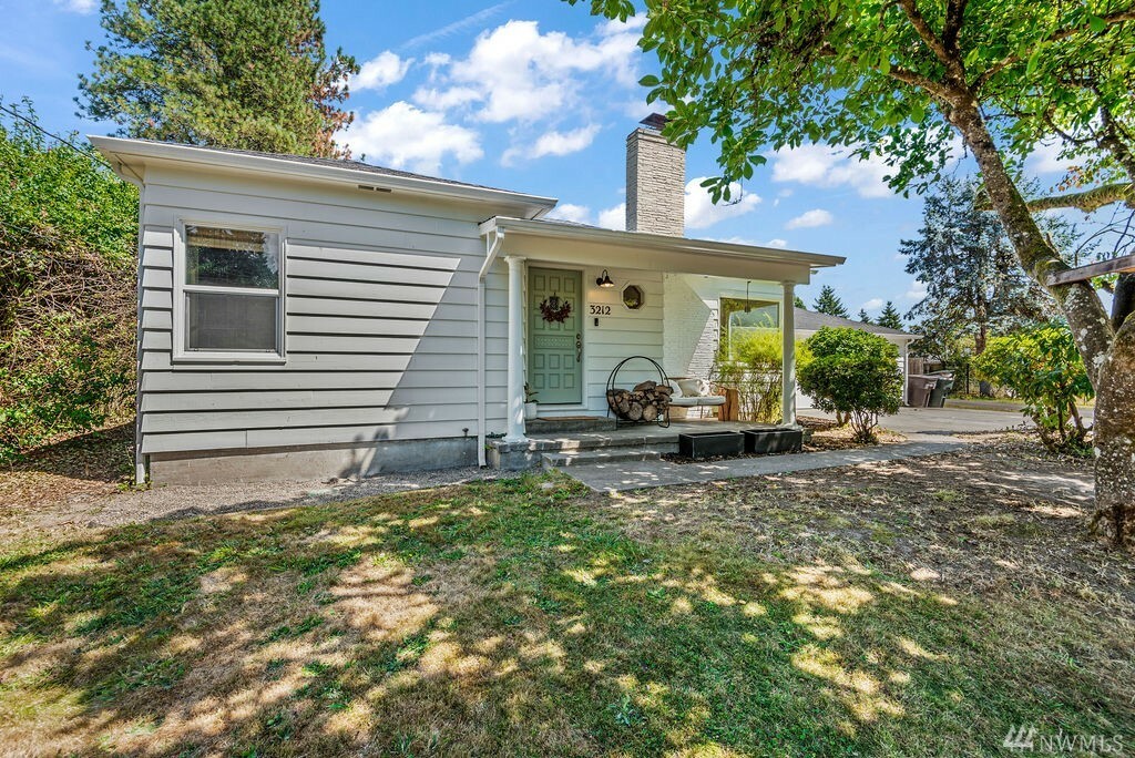 Property Photo:  3212 Laurel Rd  WA 98632 