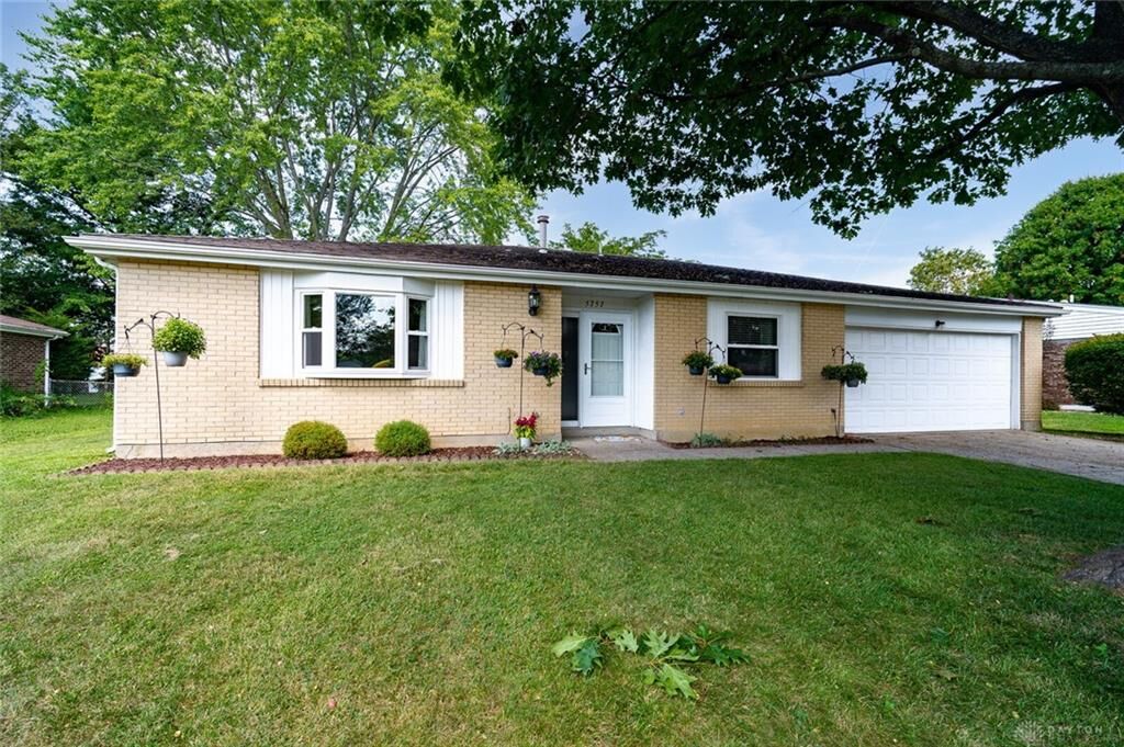 Property Photo: 5757 Brookbank Drive OH 45440