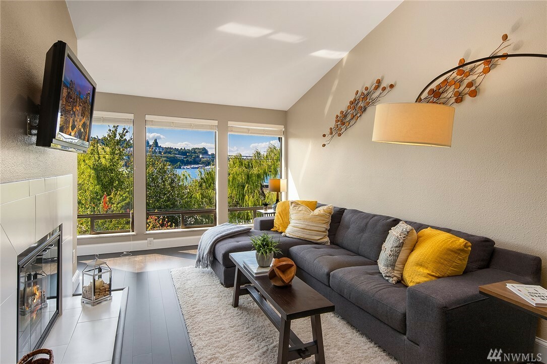Property Photo: 2348 Fairview Ave E 402 WA 98102