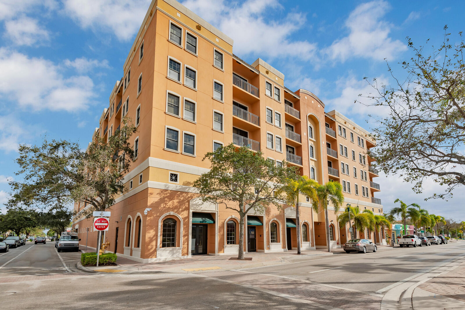 Property Photo:  511 Lucerne Avenue 613  FL 33460 