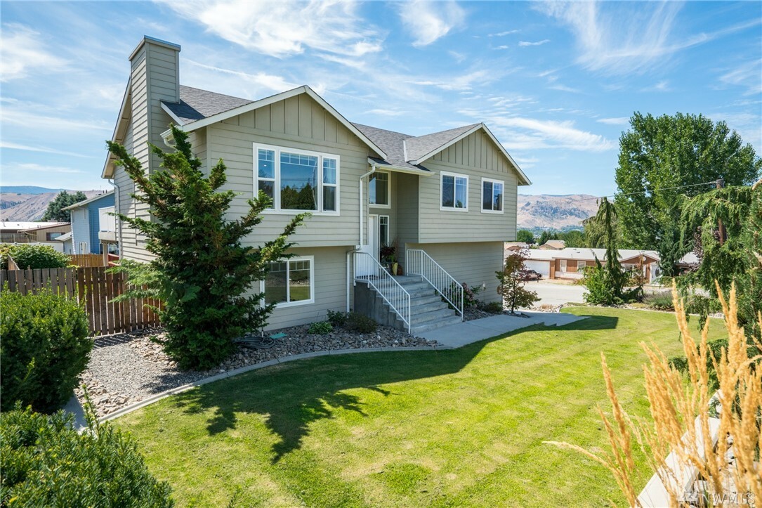 Property Photo:  951 N Gale Ave  WA 98802 