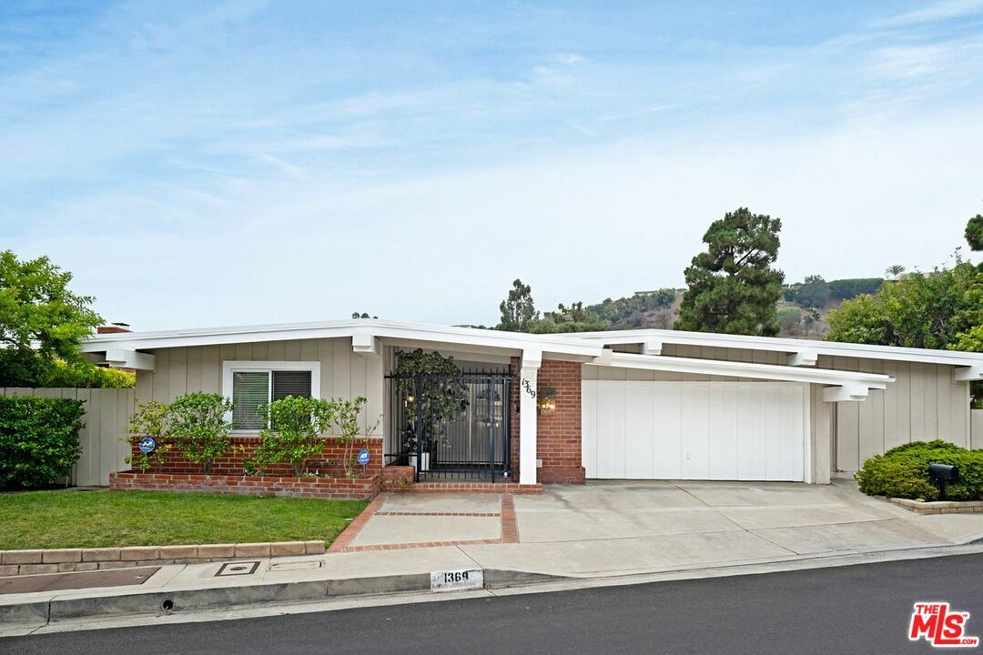 Property Photo: 1369 El Hito Cir CA 90272