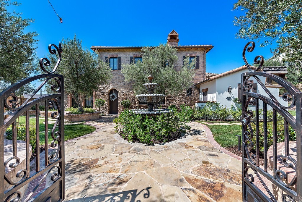 Property Photo: 19 Kelly Lane CA 92694
