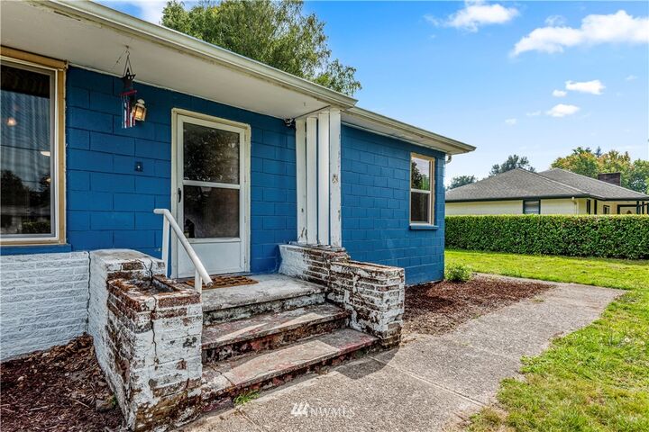 Property Photo:  1224 33rd Avenue  WA 98632 