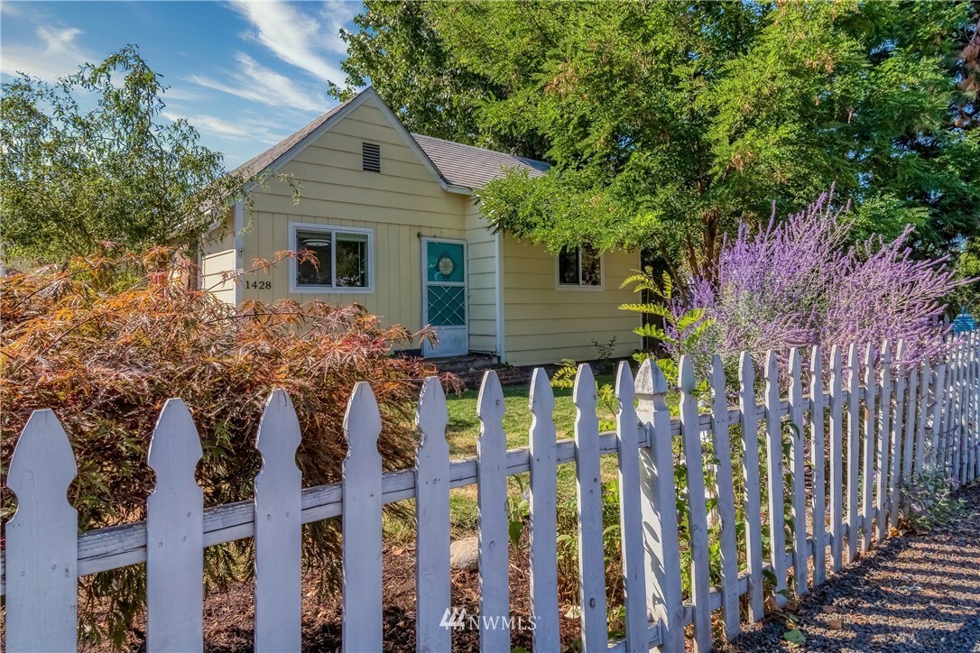 Property Photo:  1428 Garfield Street  WA 99362 