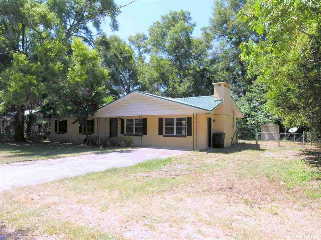 Property Photo:  424 SE 1 Avenue  FL 32696 