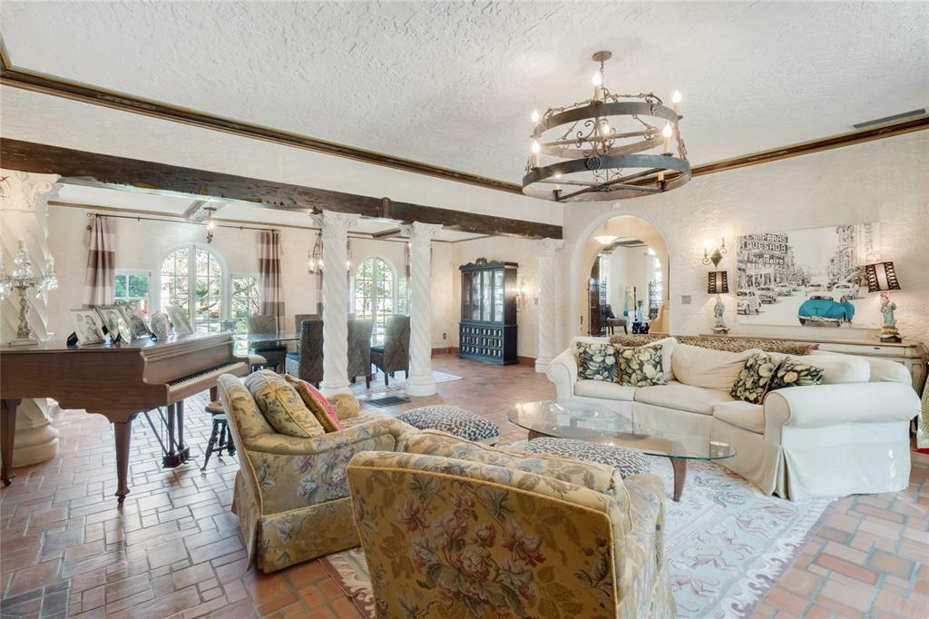 Property Photo: 1304 Spring Lake Drive FL 32804