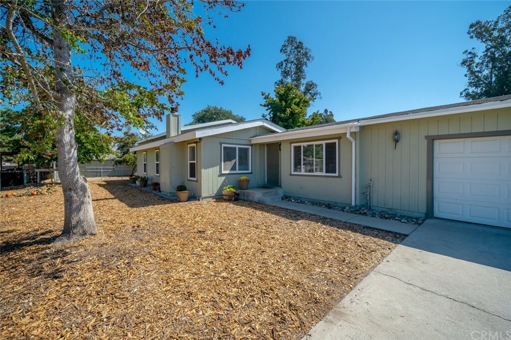 Property Photo:  585 Peacock Way  CA 93444 