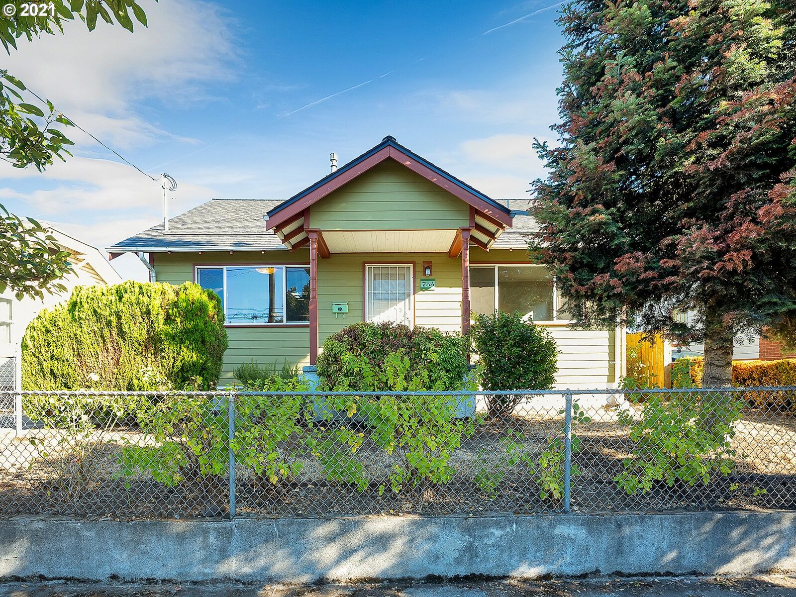 Property Photo:  735 NE Killingsworth St  OR 97211 