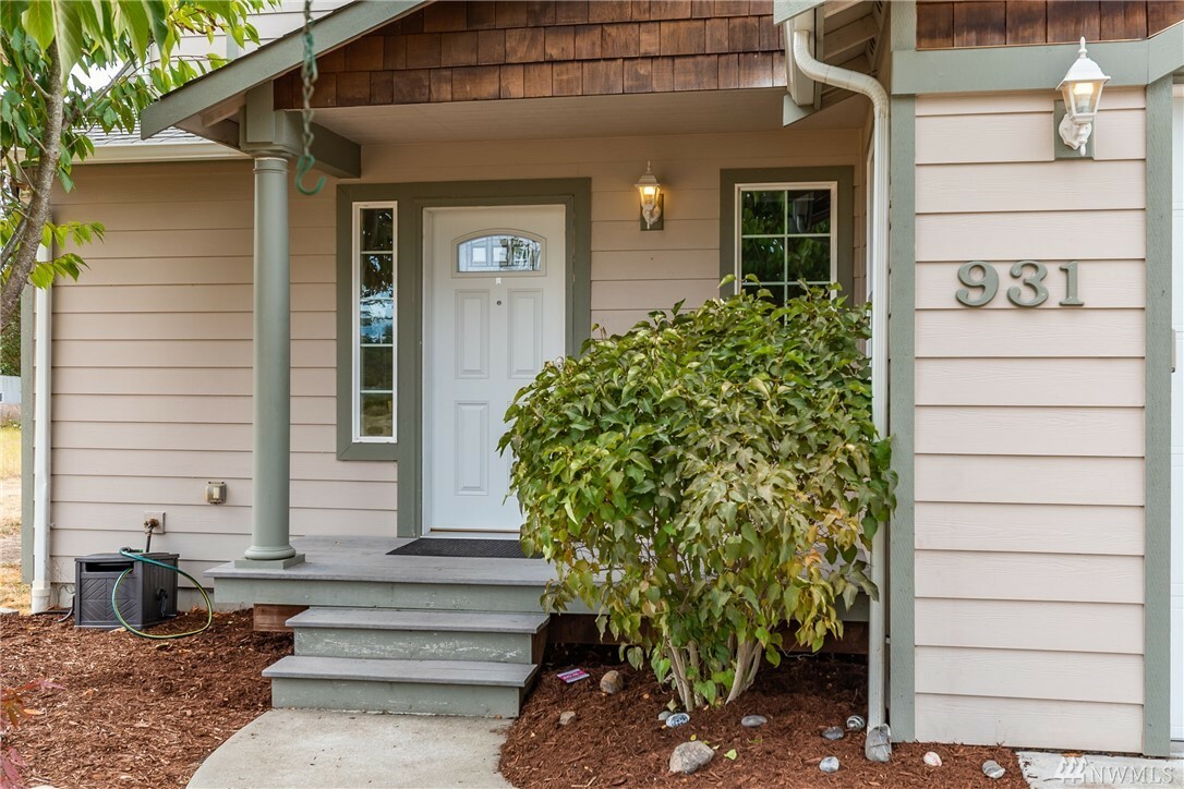 Property Photo:  931 Donald Ave  WA 98277 