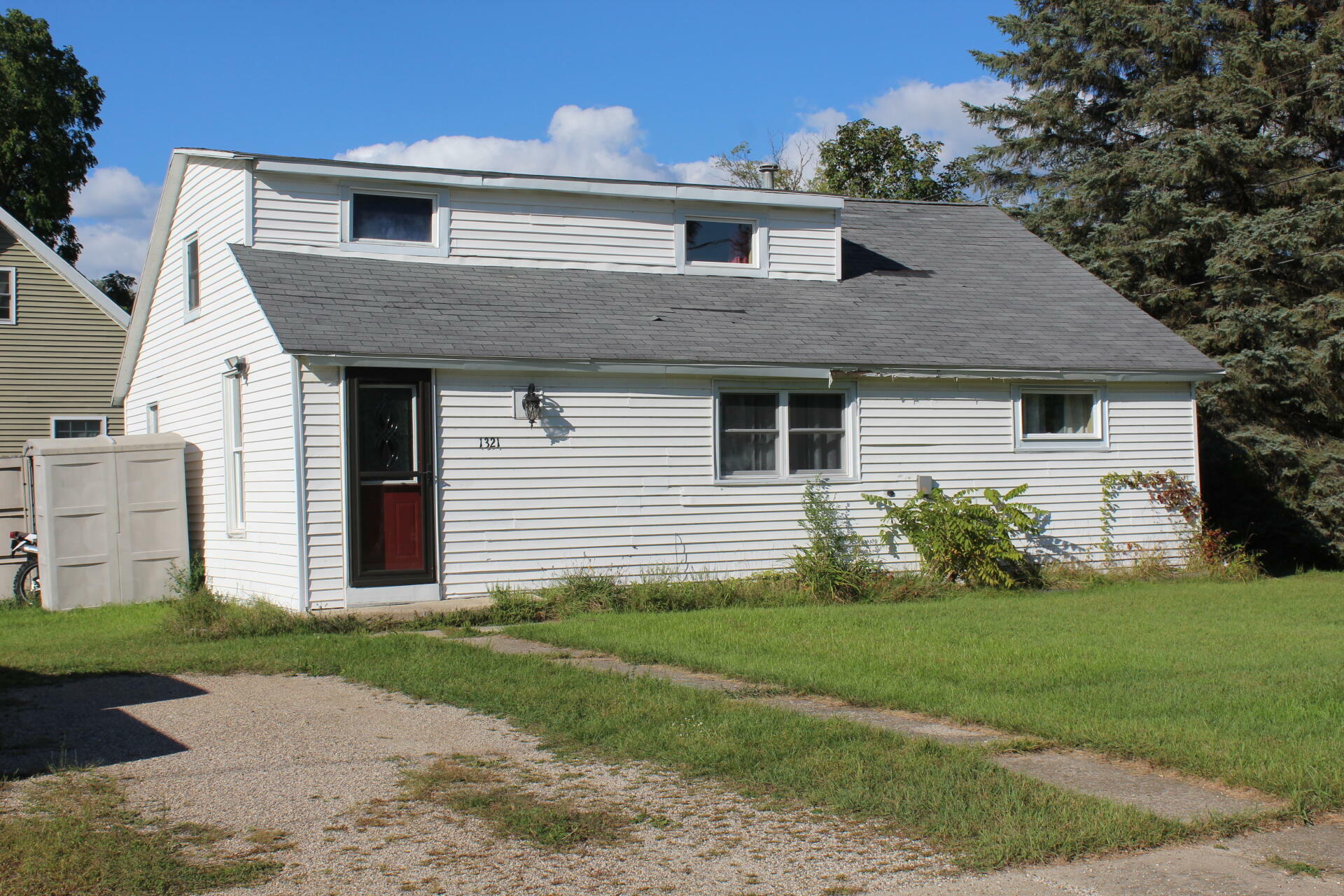 Property Photo: 1321 E Elm Street MI 49307