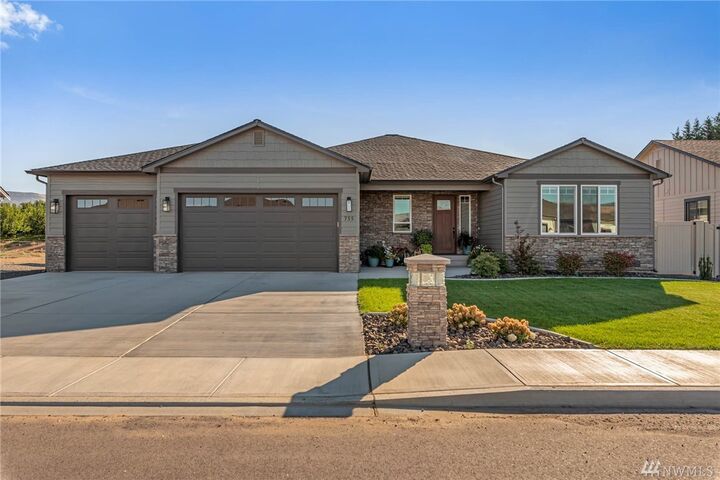 755 S Perry Ave  East Wenatchee WA 98802 photo