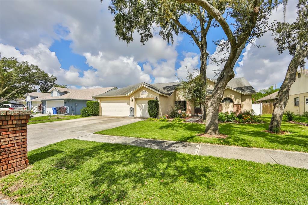 Property Photo:  1404 Clarion Drive  FL 33596 