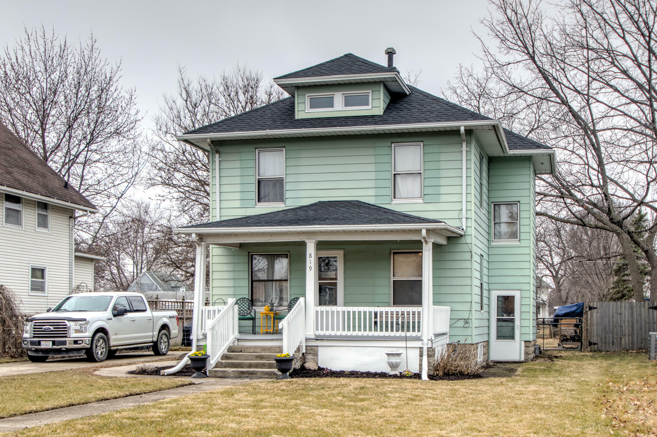 Property Photo:  819 Elm Avenue  IA 50248 