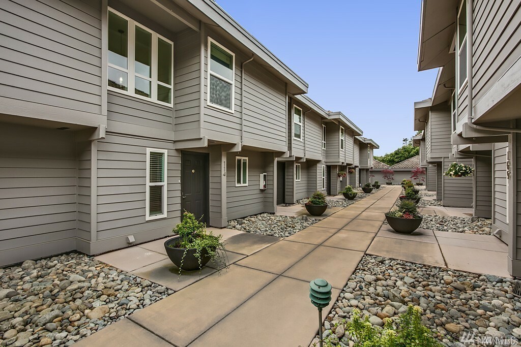 Property Photo: 10015 NE 12th St 114 WA 98004