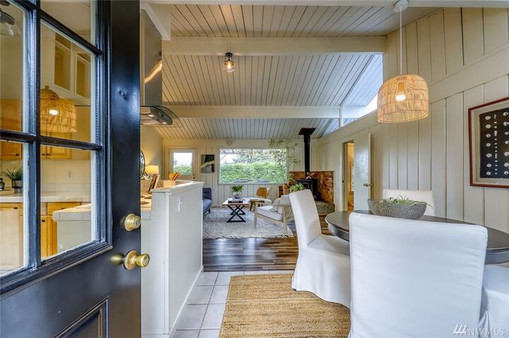 Property Photo:  466 Ihland Wy NW  WA 98110 