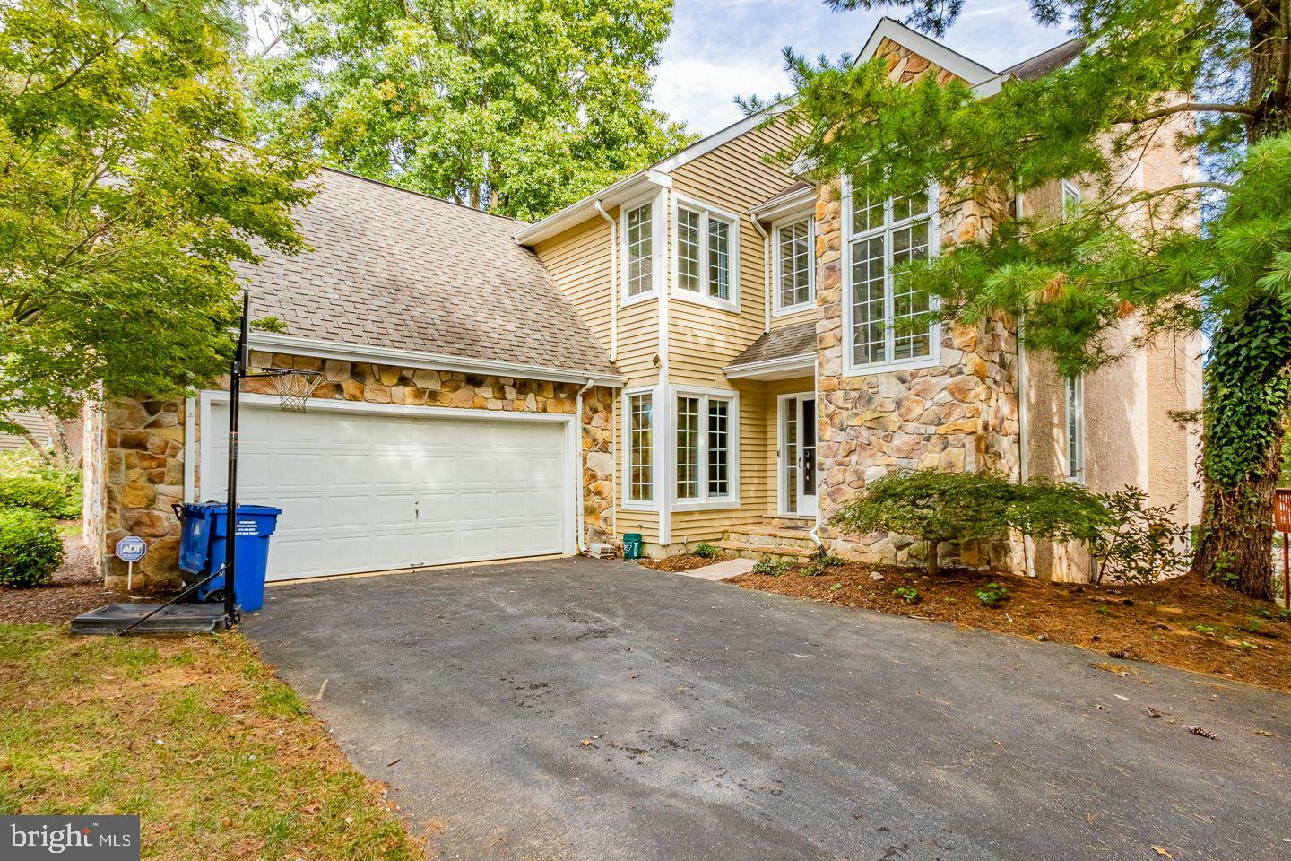 Property Photo: 8 Village Circle PA 19073