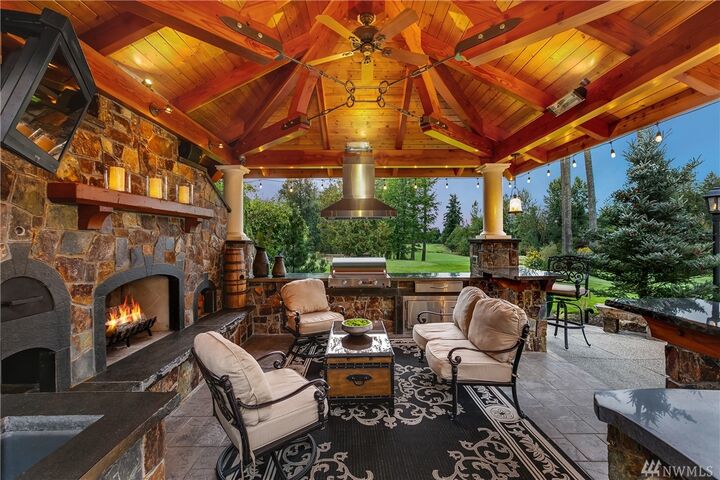 Property Photo:  827 Windsor Dr SE  WA 98074 