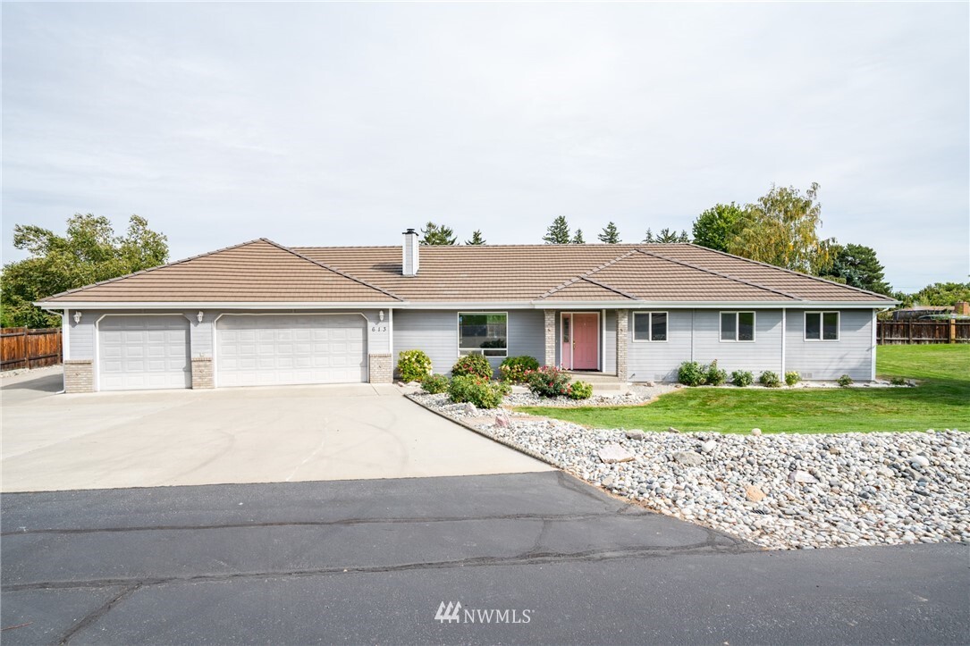 Property Photo: 613 Meadows Drive WA 98801