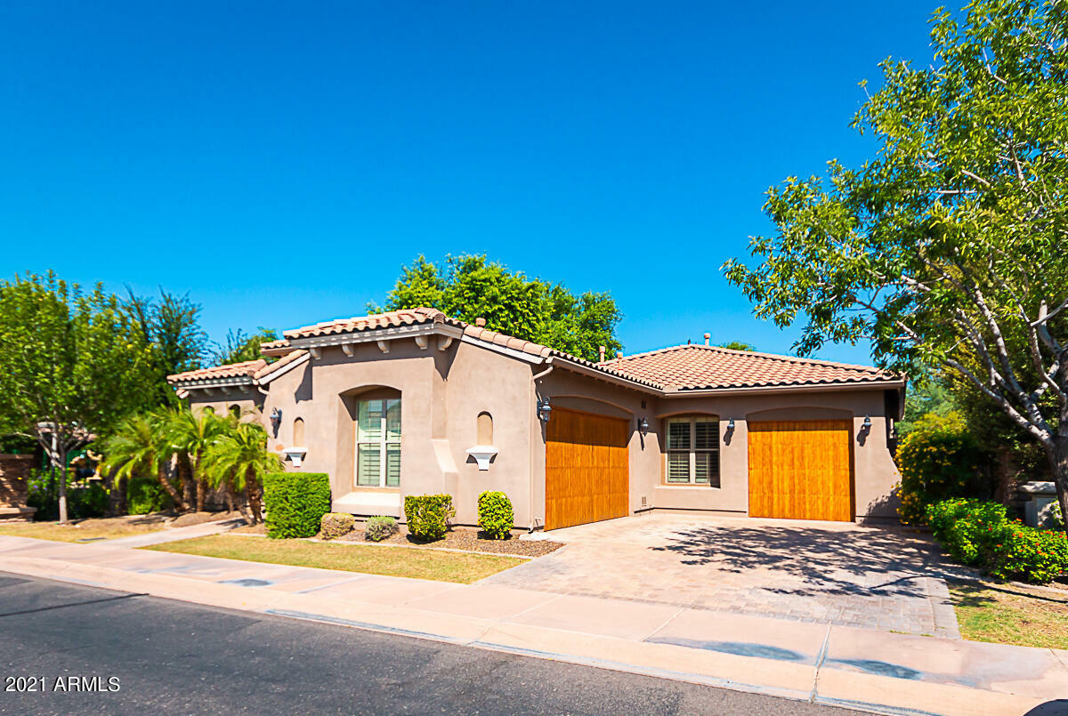 Property Photo:  630 E Sunburst Lane  AZ 85284 