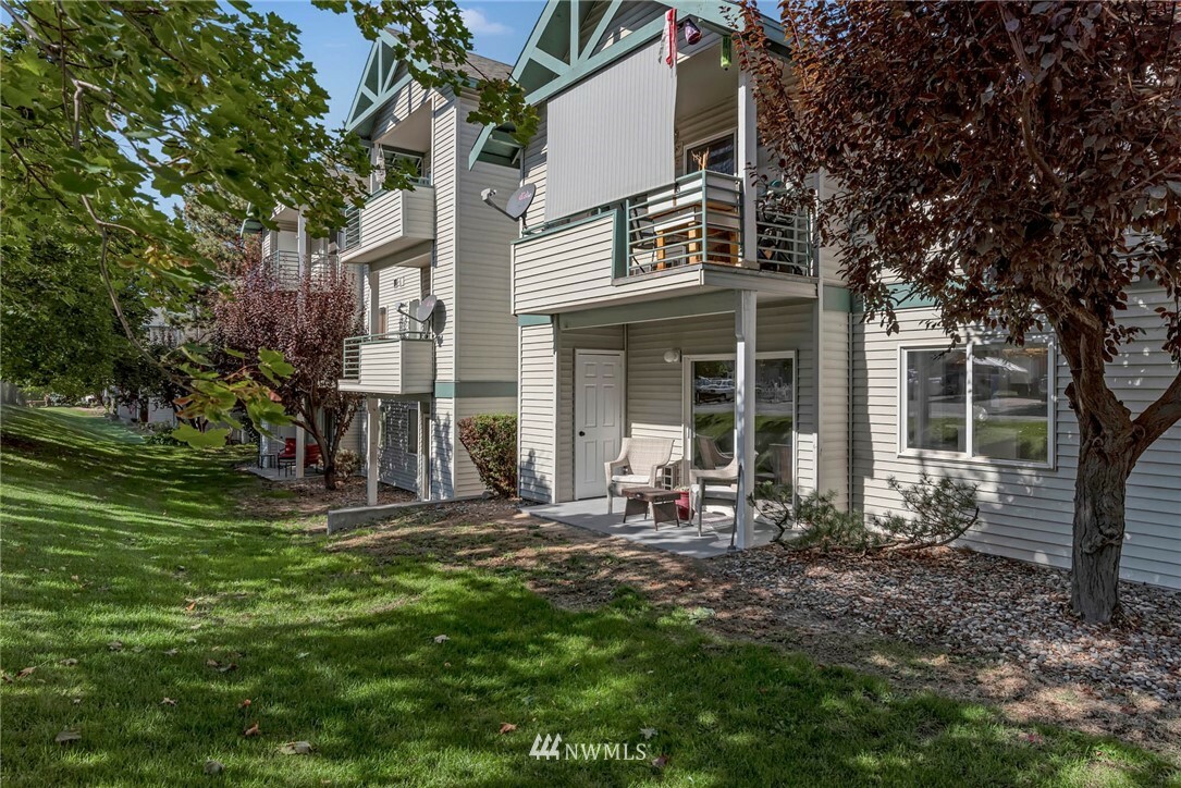 Property Photo:  667  4th Street NE L102  WA 98802 