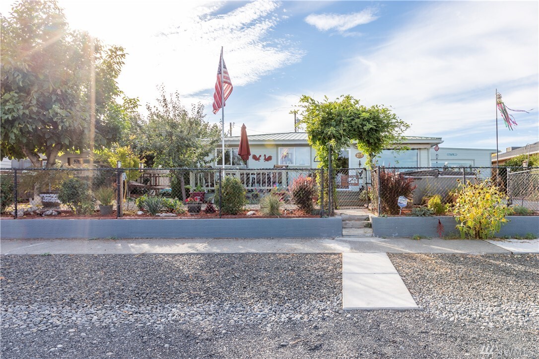 Property Photo: 215 N Ginko St WA 98851