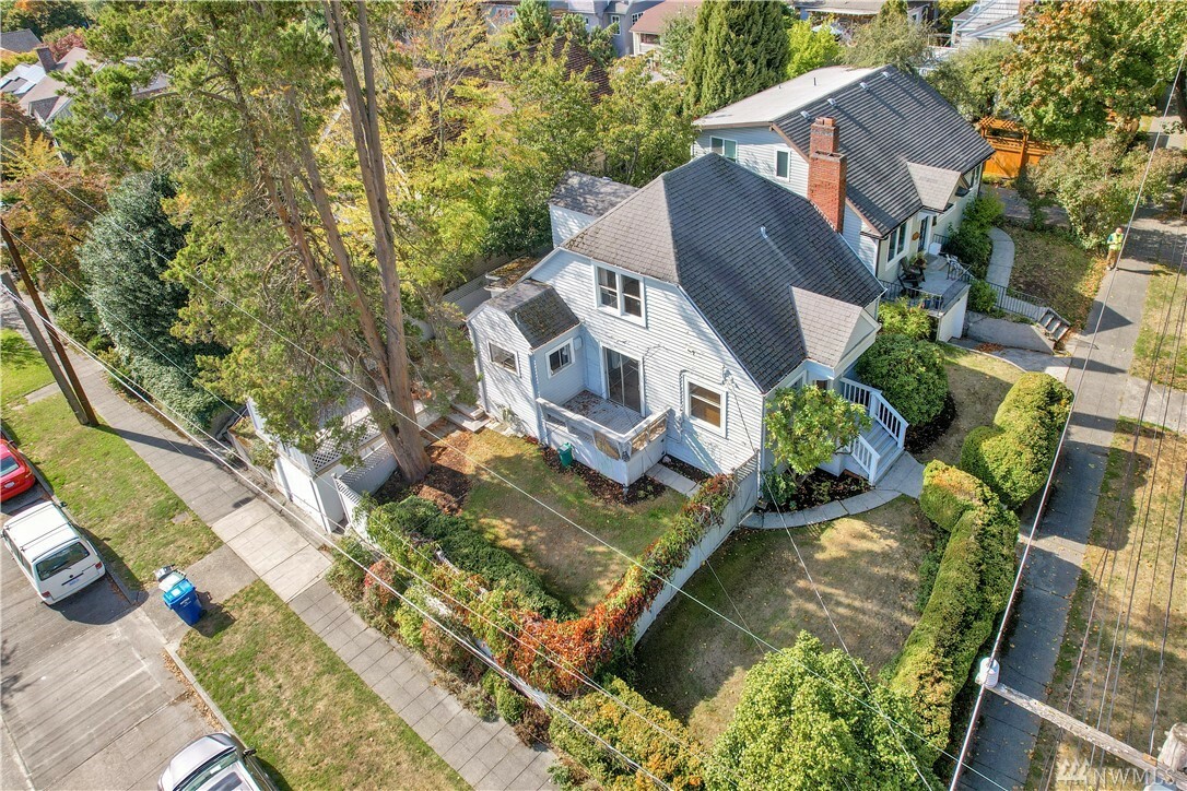 Property Photo: 3719 NE 50th St WA 98105