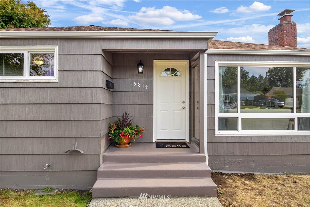 Property Photo: 15814 9 Avenue NE WA 98155